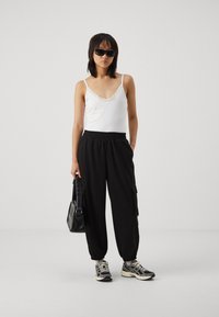 Топ на бретельках Топ на бретельках