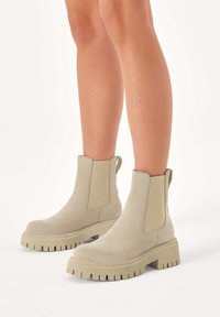 Полусапожки на высоком каблуке Полусапожки на высоком каблуке