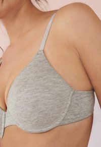 Бюстгальтер на косточках Бюстгальтер на косточках