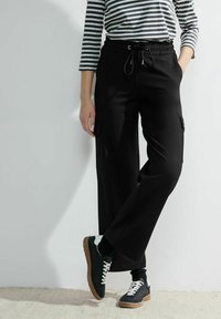 Брюки с накладными карманами Брюки с накладными карманами