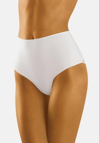 Трусы на бедрах Трусы на бедрах