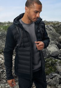 Спортивная кофта Спортивная кофта