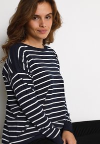 Пуловер Пуловер