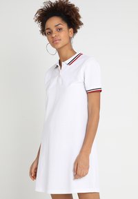 Короткое платье Короткое платье