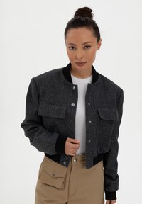 Куртка с накладнымит карманами Куртка с накладнымит карманами