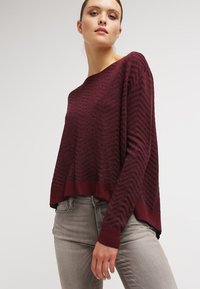 Длинный пуловер Длинный пуловер