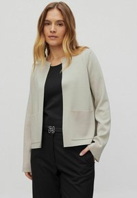 Блейзер с накладными карманами Блейзер с накладными карманами