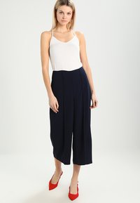 Топ на бретельках Топ на бретельках