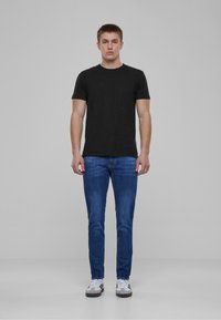 Узкие джинсы Узкие джинсы