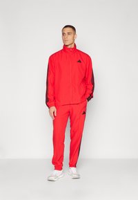 Спортивный костюм Спортивный костюм