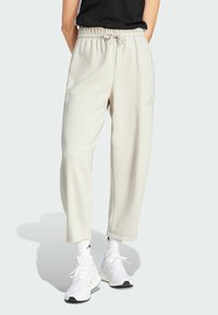 Спортивный костюм Спортивный костюм