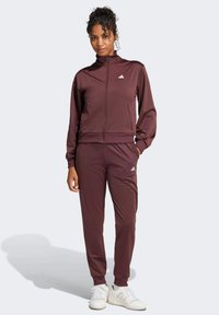 Спортивный костюм Спортивный костюм