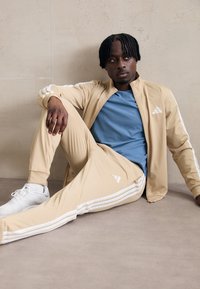 Спортивный костюм Спортивный костюм