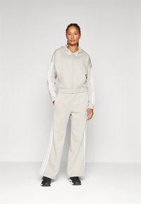 Спортивный костюм Спортивный костюм