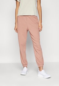 Спортивный костюм Спортивный костюм