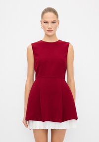 Короткое платье Короткое платье