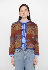 Жаккардовая вязаная кофта Жаккардовая вязаная кофта