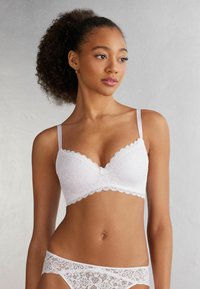 Бюстгальтер на косточках Бюстгальтер на косточках