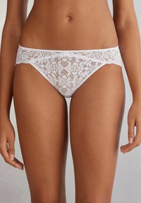 Трусы на бедрах Трусы на бедрах