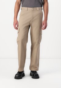 Брюки с накладными карманами Брюки с накладными карманами