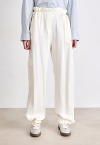 Брюки с накладными карманами Брюки с накладными карманами