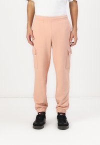 Брюки с накладными карманами Брюки с накладными карманами