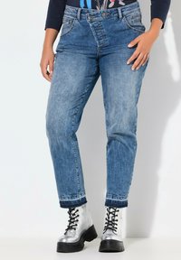 Короткие джинсы Короткие джинсы