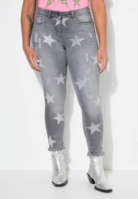 Короткие джинсы Короткие джинсы