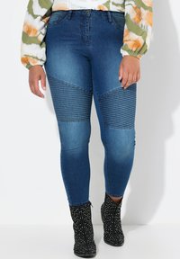 Короткие джинсы Короткие джинсы