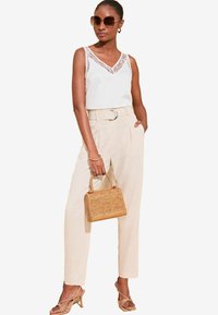 Блузка без рукавов Блузка без рукавов