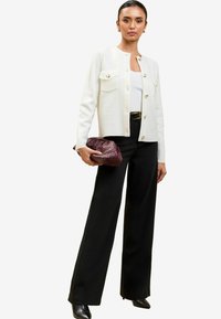 Блейзер с накладными карманами Блейзер с накладными карманами