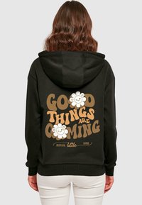 Пуловер с капюшоном Пуловер с капюшоном