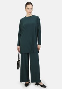 Широкие брюки Широкие брюки