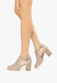 Сандалии Сандалии