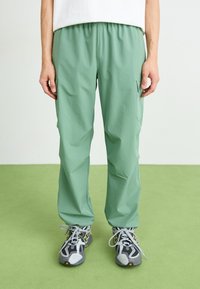 Брюки с накладными карманами Брюки с накладными карманами