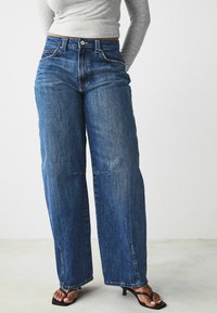 Свободные джинсы Свободные джинсы