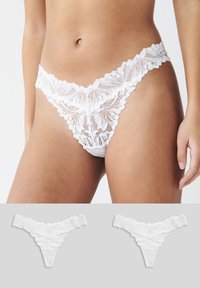 Трусы на бедрах Трусы на бедрах