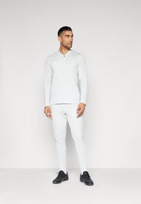 Спортивный костюм Спортивный костюм