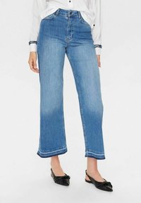 Короткие джинсы Короткие джинсы