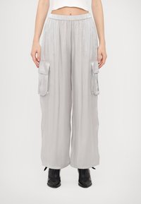 Брюки с накладными карманами Брюки с накладными карманами