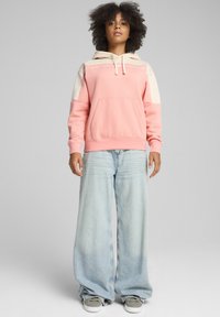 Пуловер с капюшоном Пуловер с капюшоном