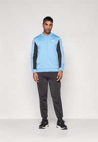 Спортивный костюм Спортивный костюм