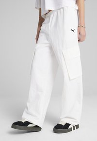 Брюки с накладными карманами Брюки с накладными карманами