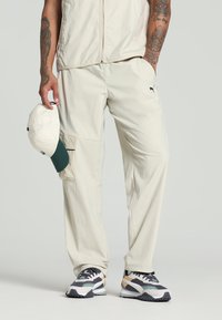 Брюки с накладными карманами Брюки с накладными карманами