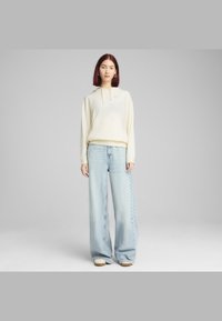 Пуловер с капюшоном Пуловер с капюшоном