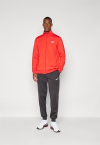 Спортивный костюм Спортивный костюм