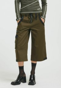 Брюки с накладными карманами Брюки с накладными карманами