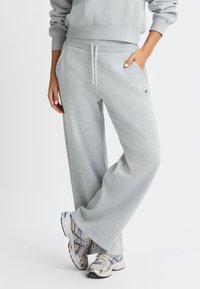 Спортивный костюм Спортивный костюм