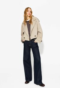 Блейзер с накладными карманами Блейзер с накладными карманами