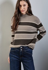 Пуловер в полоску Пуловер в полоску